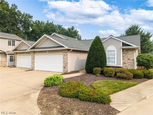 760 Renee Dr, Wadsworth, OH, 44281-8666 | Card Image