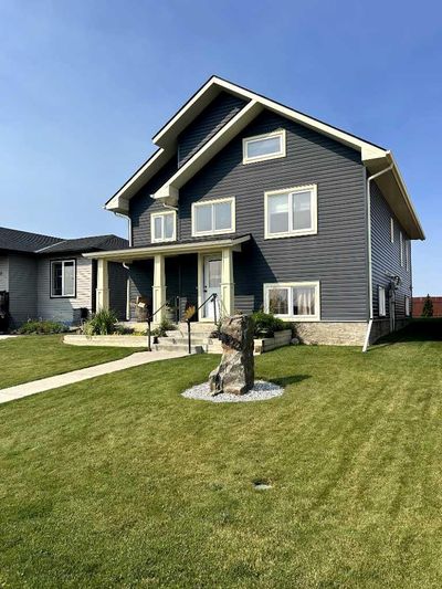 1022 Livingston Way, House detached with 2 bedrooms, 2 bathrooms and null parking in Pincher Creek AB | Image 1