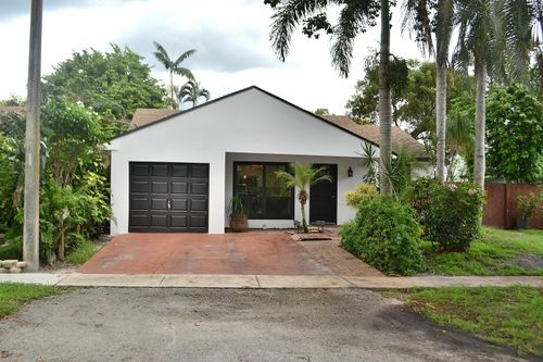 8671 Sw 16th Ct, Pembroke Pines, FL, 33025-3332 | Card Image