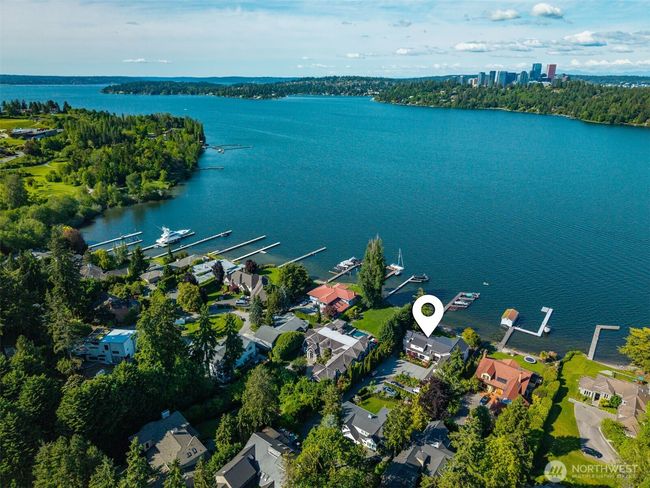 8620 N Mercer Way, House other with 5 bedrooms, 5 bathrooms and 3 parking in Mercer Island WA | Image 36