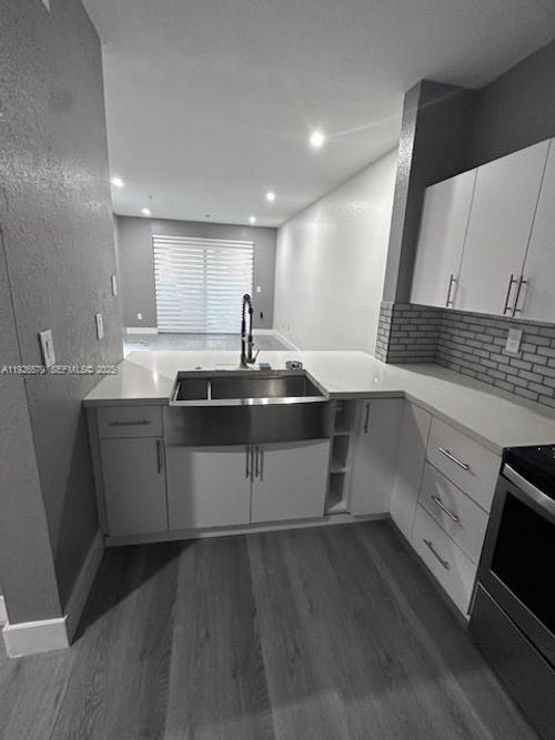 apt-100-7100 Nw 177th St, Hialeah, FL, 33015-6243 | Card Image