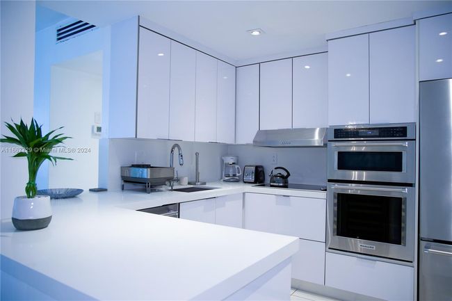 APT-1614 - 5601 Collins Ave, Home with 2 bedrooms, 2 bathrooms and null parking in Miami Beach FL | Image 5
