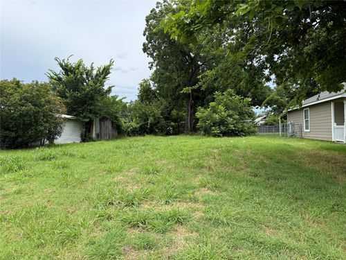 715 W Bond St, Denison, TX, 75020-2209 | Card Image