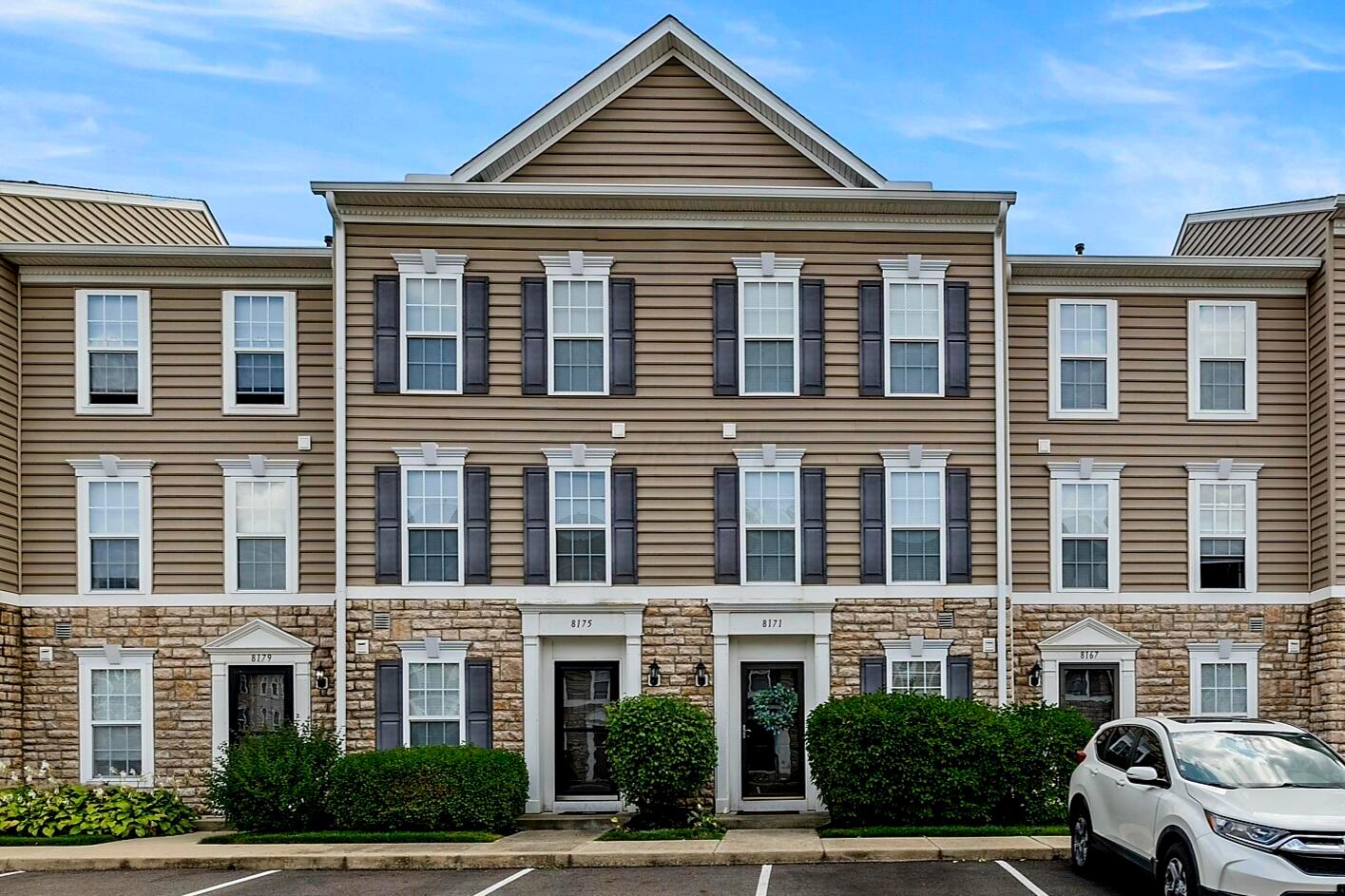 Hawkswillow Dr, Blacklick, OH 43004
