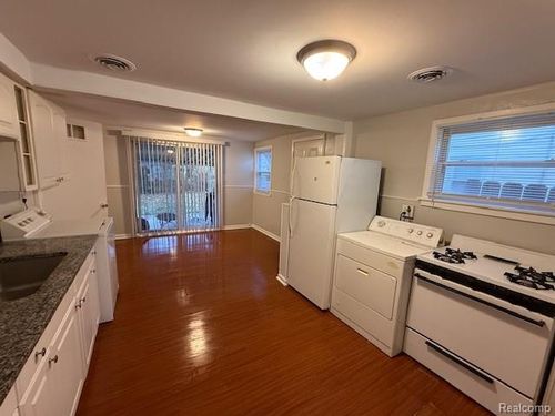 956 Sprague Ave, Madison Heights, MI, 48071-3128 | Card Image