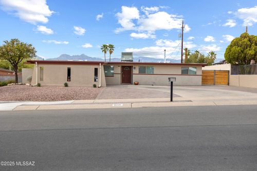 8425 E Hawthorne St, Tucson, AZ, 85710-1720 | Card Image