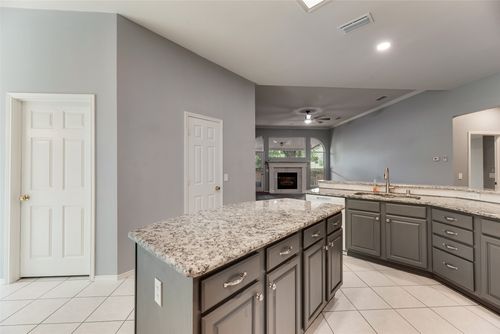 828 Abbots Ln, Denton, TX, 76205-8907 | Card Image