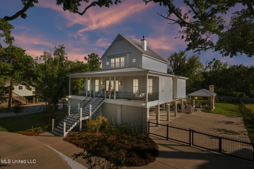 209 Nicholson Ave, Waveland, MS, 39576-4322 | Card Image