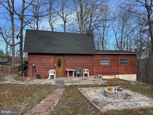 692 Plum Tree Ln, BERKELEY SPRINGS, WV, 25411-5261 | Card Image