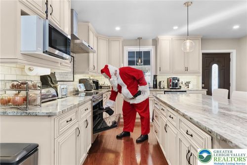 521 Greenview Dr, Saylorsburg, PA, 18353-8270 | Card Image