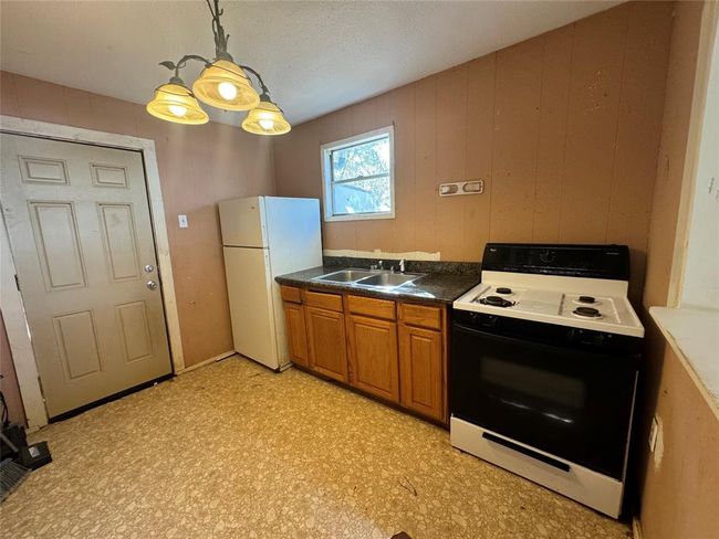 107 W Park St, House other with 2 bedrooms, 1 bathrooms and null parking in Hallettsville TX | Image 9