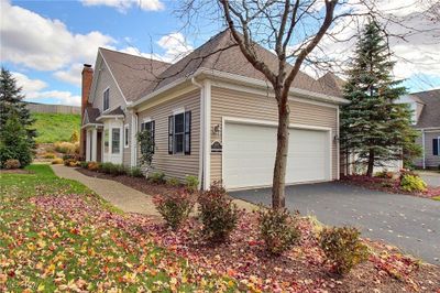 16915 Knolls Way, Condo with 4 bedrooms, 2 bathrooms and null parking in Chagrin Falls OH | Image 1