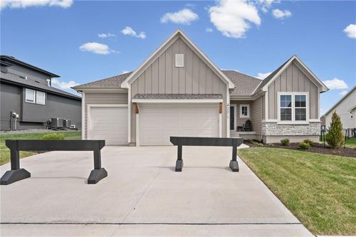 4271 Aspen Dr, Basehor, KS, 66007-9807 | Card Image