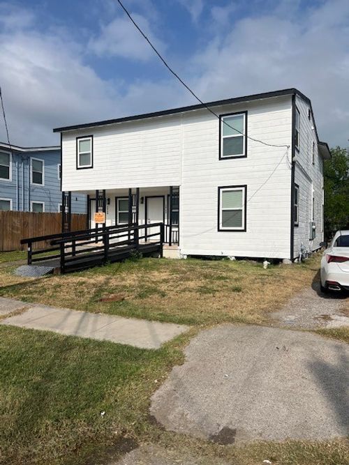 1628 18th St, Corpus Christi, TX, 78404-3414 | Card Image