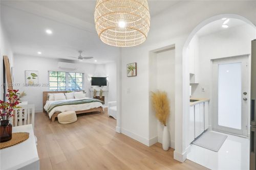 apt-6-750 Espanola Way, Miami Beach, FL, 33139-8075 | Card Image