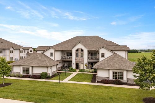 16119112 Oakland Dr, Jackson, WI, 53037-8914 | Card Image