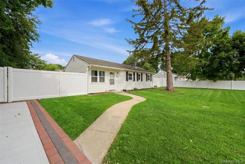 710 Bourdois Ave, Bellport, NY, 11713-1633 | Card Image