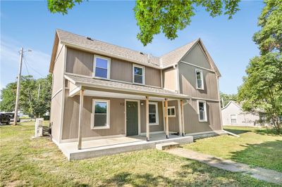 View of front facade with a front yard | Image 1