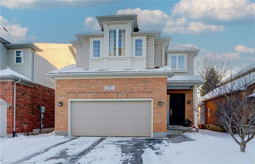 523 Brigantine Dr, Waterloo, ON, N2K4B7 | Card Image