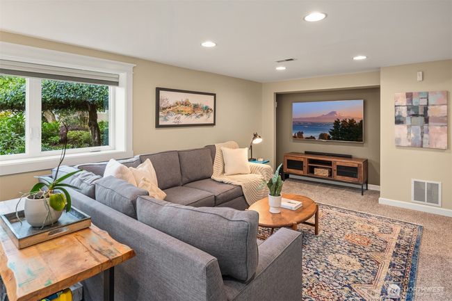 3833 24th Avenue W, House other with 3 bedrooms, 2 bathrooms and 1 parking in Seattle WA | Image 18
