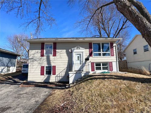 145 Belvedere Dr Nw, Cedar Rapids, IA, 52405-3109 | Card Image