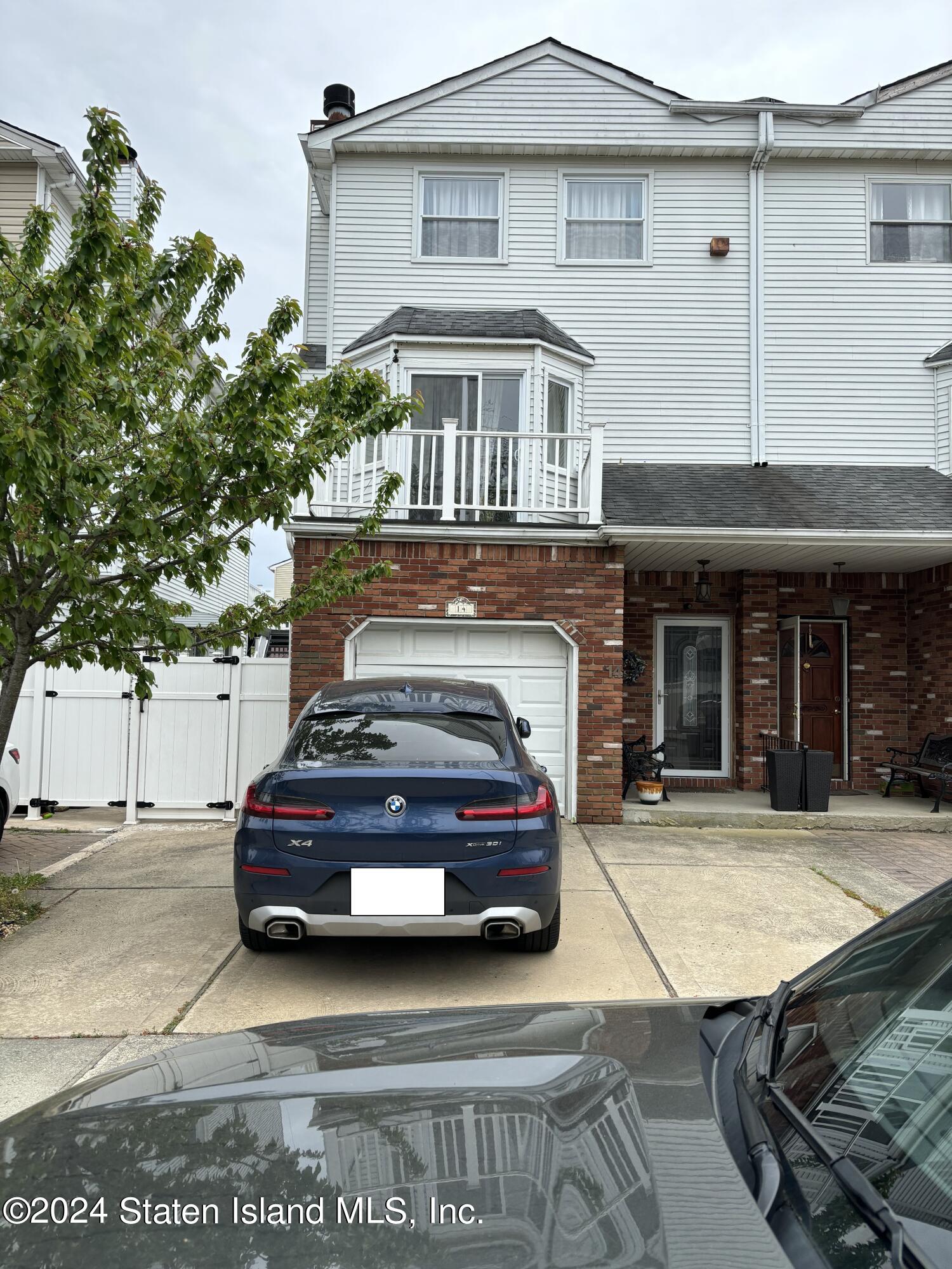 Dina Ct, Staten Island, NY 10306