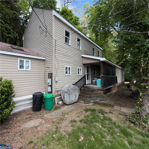 977 Sharon Rd, Beaver, PA, 15009-3120 | Card Image