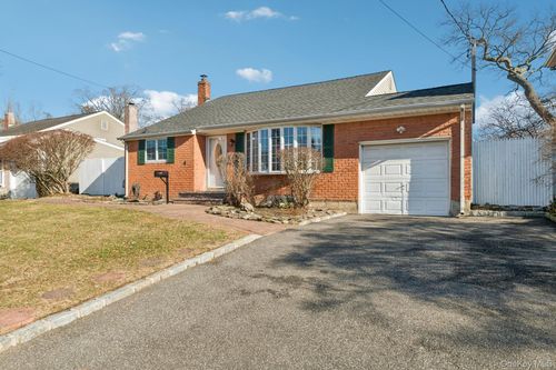 4 Oakley Dr, Huntingtn Sta, NY, 11746-3116 | Card Image