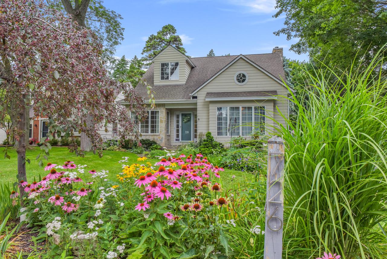 Apple Tree Rd, Glendale, WI 53217