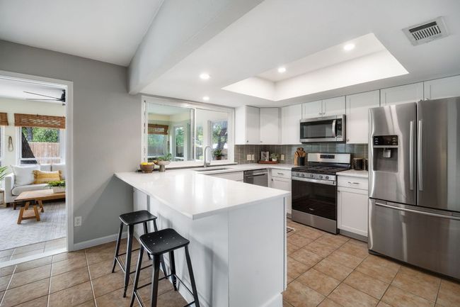 Kitchen peninsula for casual dining | Image 8