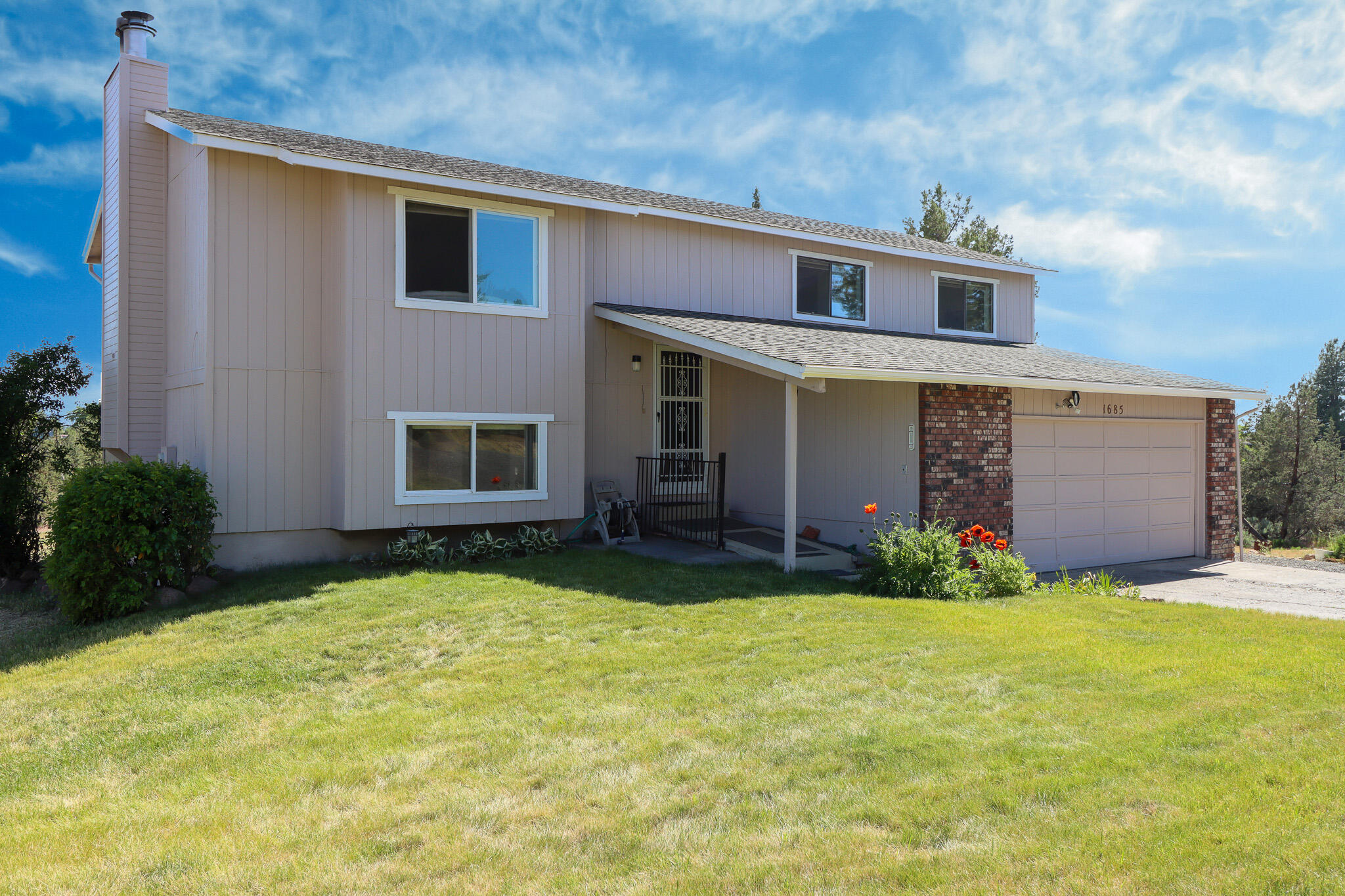 Hilltop Ln, Madras, OR 97741