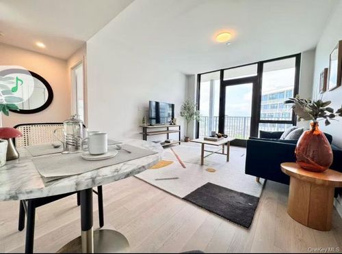 17i-131 W 40th St, New York, NY, 10018 | Card Image