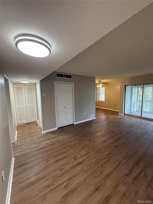 33023 Fargo St, Livonia, MI, 48152-1455 | Card Image