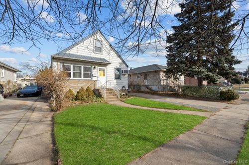 135 Casper St, Valley Stream, NY, 11580-3605 | Card Image