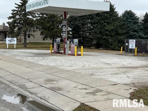 9390 New Liberty Rd, Maysville, IA, 52773-9753 | Card Image