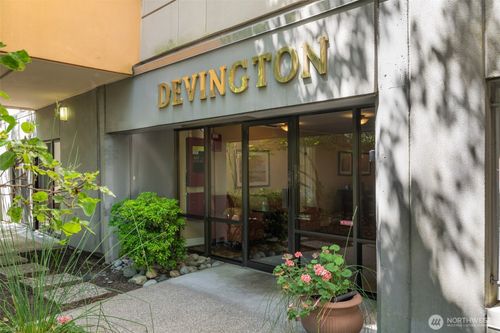 apt-305-7600 Se 29th St, Mercer Island, WA, 98040-2833 | Card Image