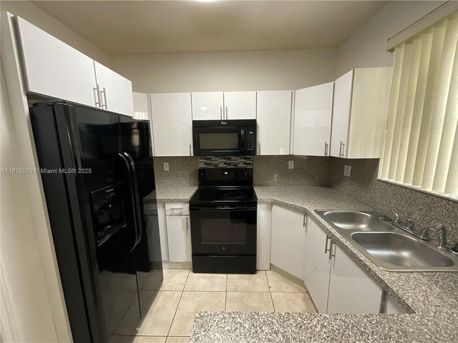 APT-104 - 7301 Nw 174 Th Ter, Townhouse with 3 bedrooms, 3 bathrooms and null parking in Hialeah FL | Image 6