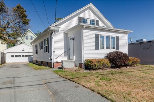 9 Chestnut Ave, Cranston, RI, 02910-4624 | Card Image