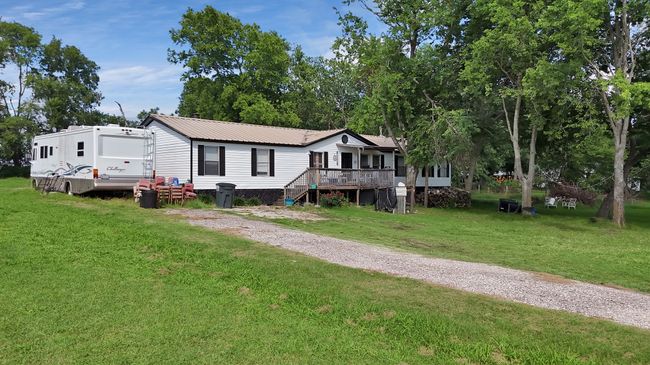 Manufactured / mobile home featuring driveway | Image 4