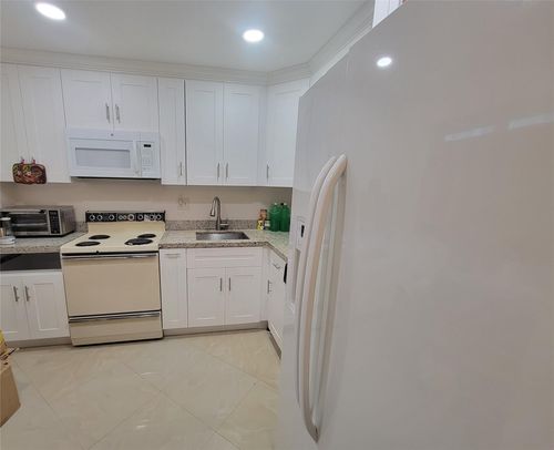 apt-105-5945 Del Lago Cir, Sunrise, FL, 33313-6320 | Card Image