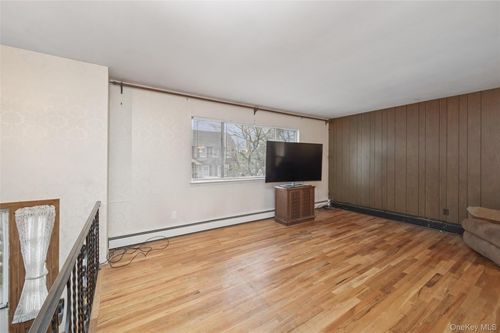 33 Grove St, Hicksville, NY, 11801-1315 | Card Image