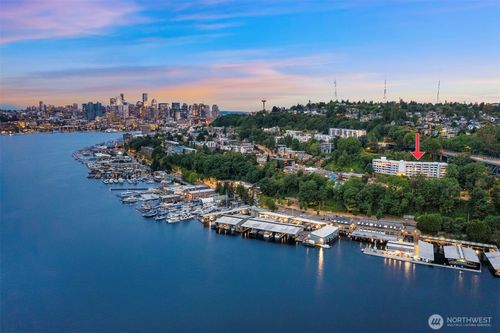 303-2565 Dexter Ave N, Seattle, WA, 98109-1953 | Card Image