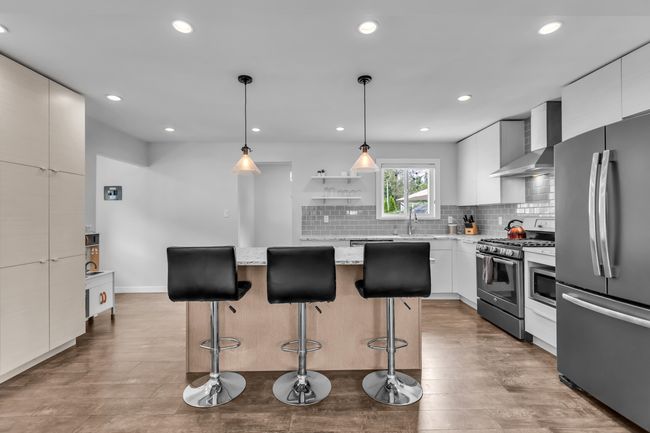 12033 261 St, House other with 4 bedrooms, 3 bathrooms and 8 parking in Maple Ridge BC | Image 12