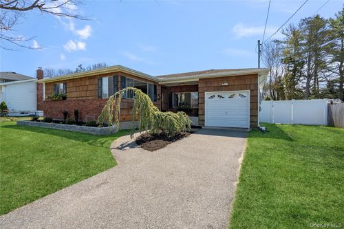 40 Bartley Ln, West Sayville, NY, 11796-1519 | Card Image