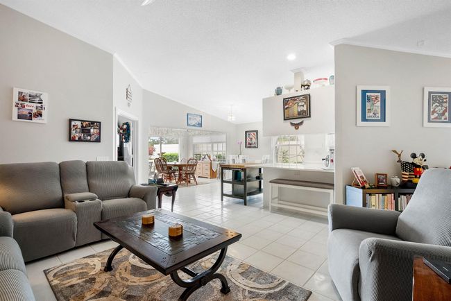 7770 Se Spicewood Cir, Condo with 2 bedrooms, 2 bathrooms and null parking in Hobe Sound FL | Image 6