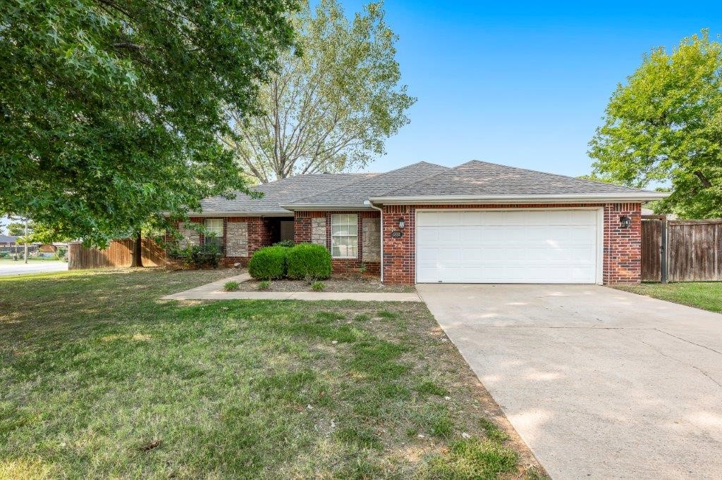 Barker Ave, Lowell, AR 72745
