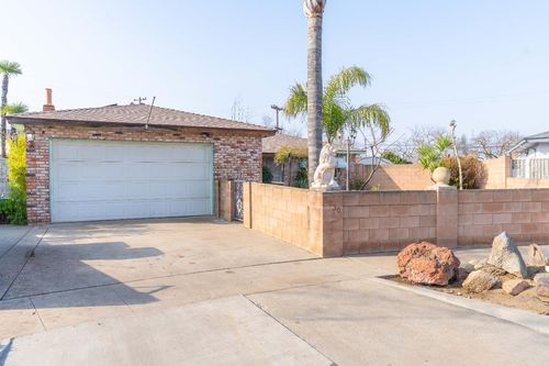 5036 E Sooner Dr, Fresno, CA, 93727-2037 | Card Image