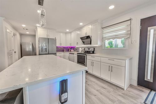 86 S Cabot Ln, Westbury, NY, 11590-6415 | Card Image