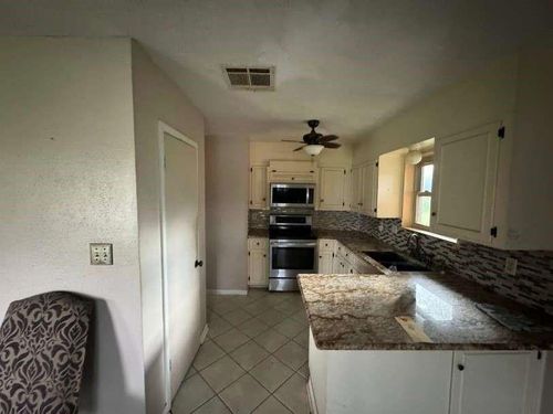 718 Westbury St, West Orange, TX, 77630-6018 | Card Image