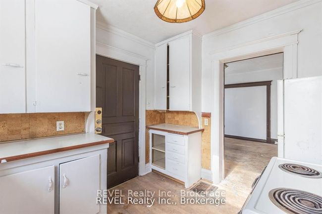 92 1/2 Welland Ave, Home with 3 bedrooms, 2 bathrooms and 2 parking in Saint Catharines ON | Image 7